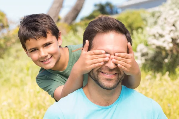 Pai e filho no campo — Fotografia de Stock