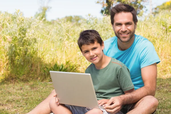 Vater und Sohn auf dem Land — Stockfoto