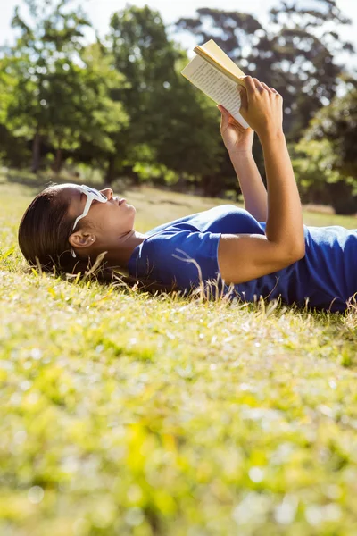 Bella donna che legge nel parco — Foto Stock