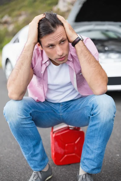 Homme stressé après panne de voiture — Photo