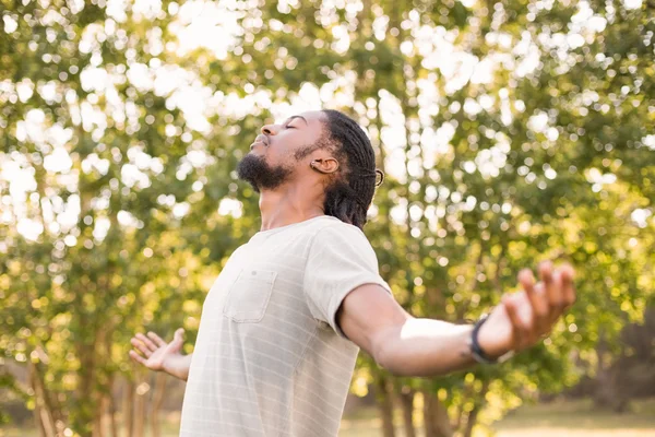 Knappe hipster in het park — Stockfoto