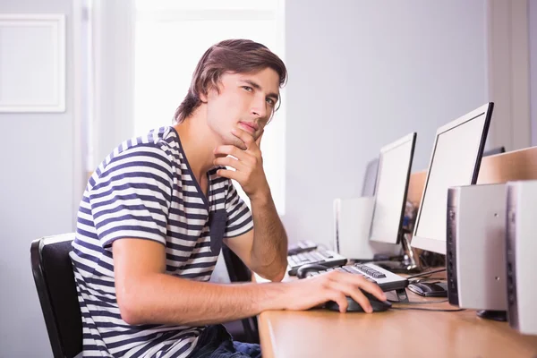 Estudante usando computador em sala de aula — Fotografia de Stock