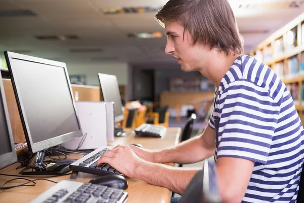 Étudiant utilisant un ordinateur en classe — Photo