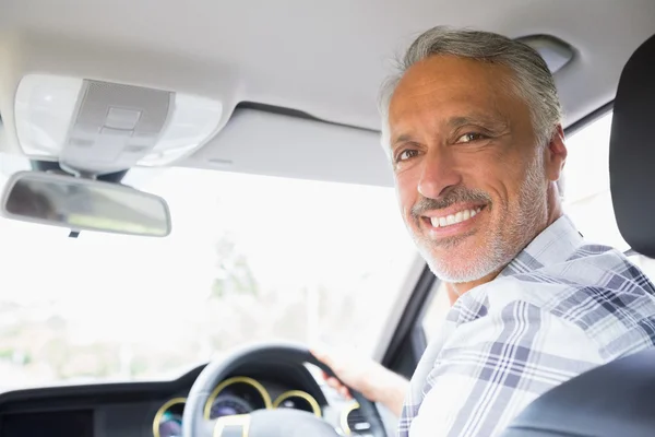 Uomo sorridente durante la guida — Foto Stock