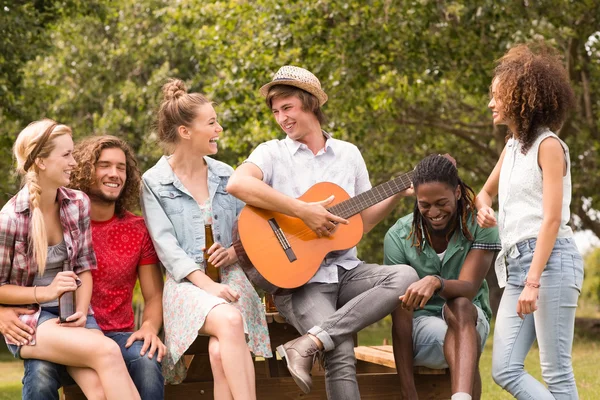 Amigos felizes no parque — Fotografia de Stock