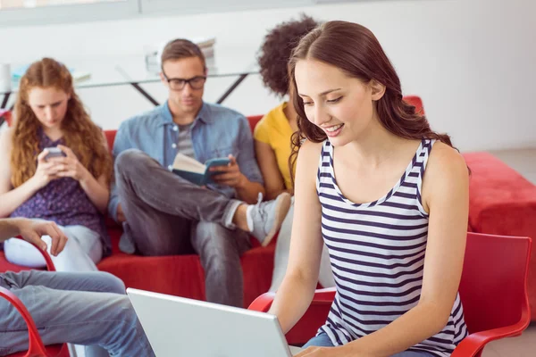 Estudiante de moda usando laptop — Foto de Stock