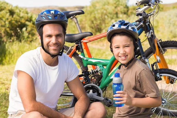 Vader en zoon op een fietstocht — Stockfoto