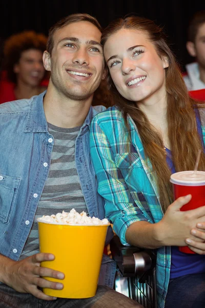 Jong koppel kijken naar een film — Stockfoto