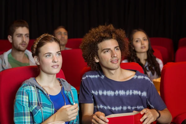 Pareja joven viendo una película —  Fotos de Stock