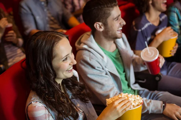 Jóvenes amigos viendo una película —  Fotos de Stock