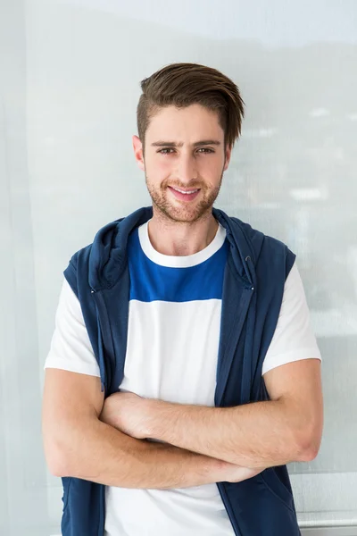 Casual jovem com braços cruzados — Fotografia de Stock