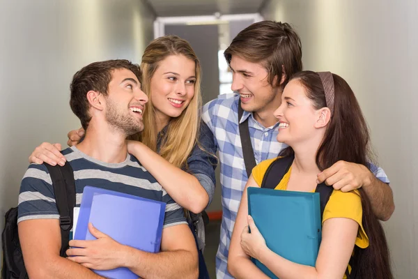 Držení složky na chodbě vysoké školy studenti — Stock fotografie