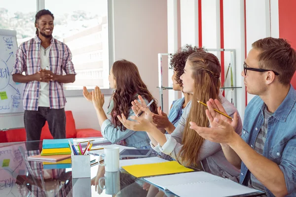 Diákok tapsol egy kolléga — Stock Fotó