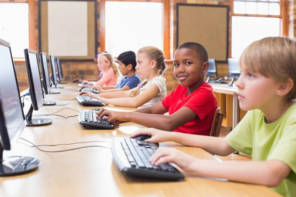 Lindos alumnos en clase de informática — Foto de Stock