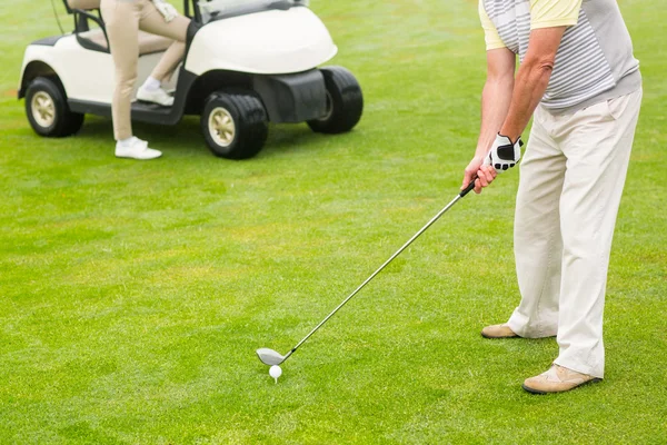 Yaklaşık vuruşunu golfçü — Stok fotoğraf