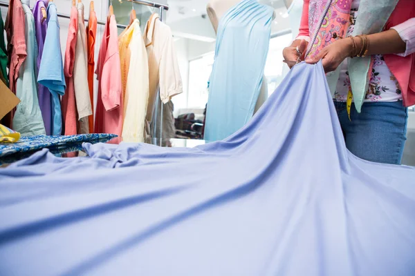 Stilista di moda femminile al lavoro — Foto Stock