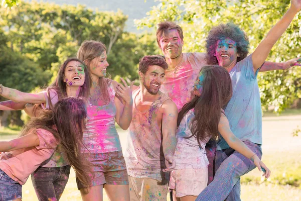Счастливые друзья покрыты порошковой краской — стоковое фото