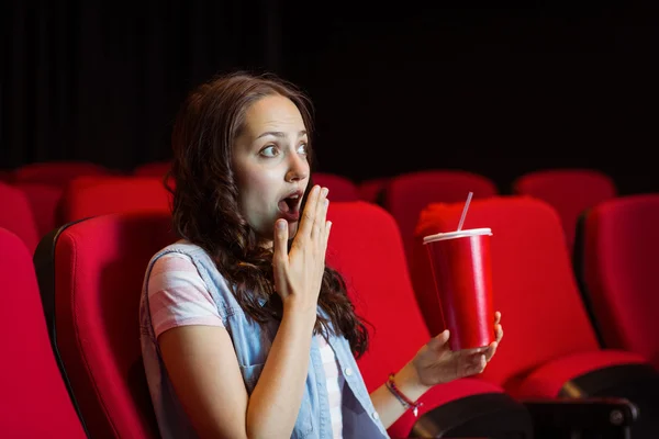 Genç kadın bir film izlerken — Stok fotoğraf