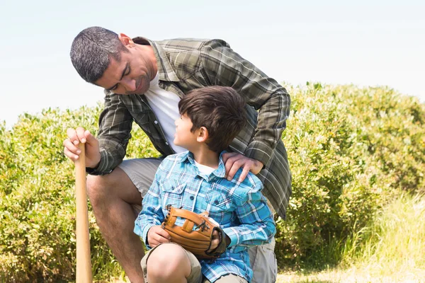 Padre e hijo en el campo —  Fotos de Stock