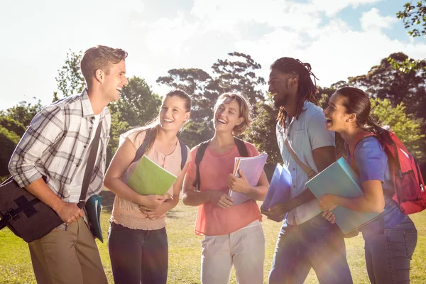 Allievi felici fuori nel campus — Foto Stock