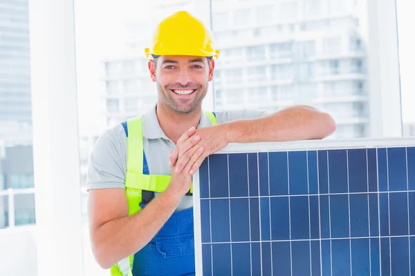 Klusjesman met zonnepaneel in heldere kantoor — Stockfoto