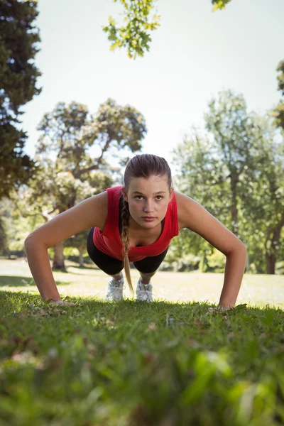 Fit vrouw in plank positie — Stockfoto