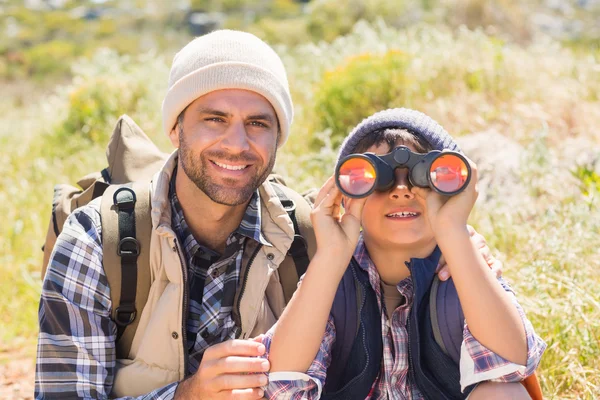 Baba ve oğul dağlarda yürüyüş yapıyor. — Stok fotoğraf