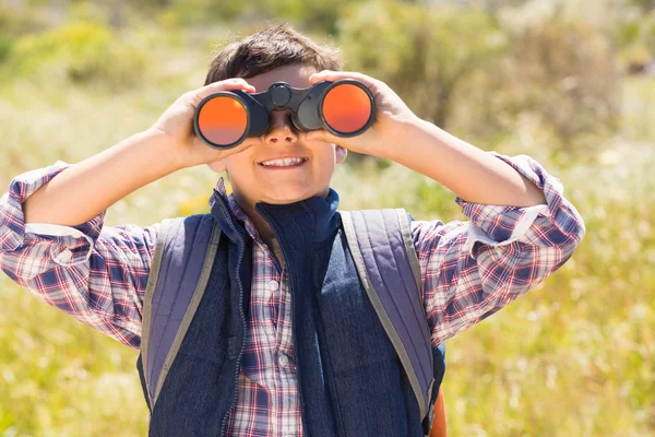 Kleiner Junge wandert in den Bergen — Stockfoto