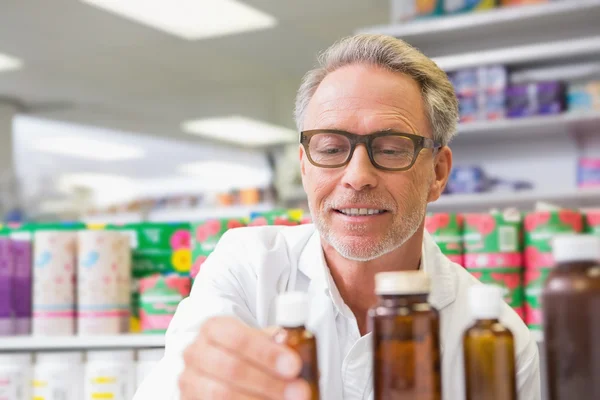 Sujetando y mirando frasco de medicina — Foto de Stock