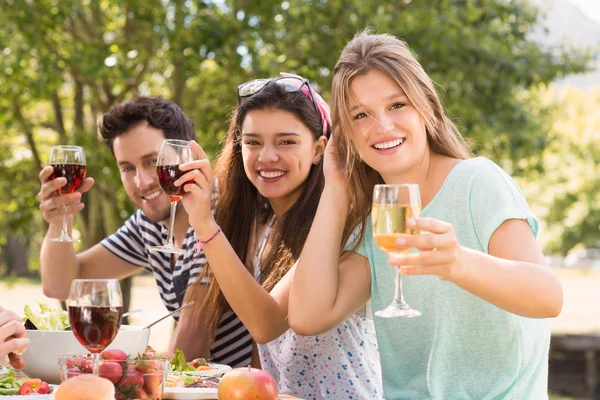 Happy vrienden in het park na de lunch — Stockfoto