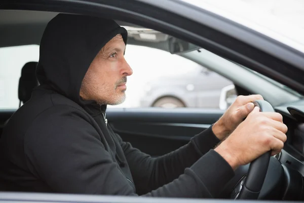 Dief breken in een auto — Stockfoto