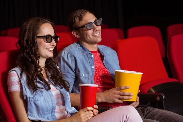 Pareja joven viendo una película 3d — Foto de Stock