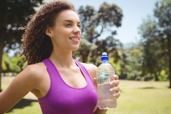 水のボトルを保持している女性に適合します。 — ストック写真