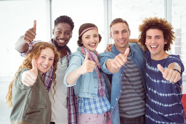 Estudantes de moda sorrindo para a câmera juntos — Fotografia de Stock