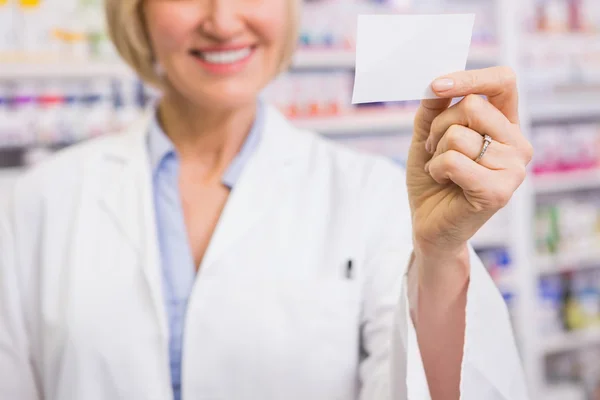 Farmacêutico sorridente mostrando cartão de visita — Fotografia de Stock