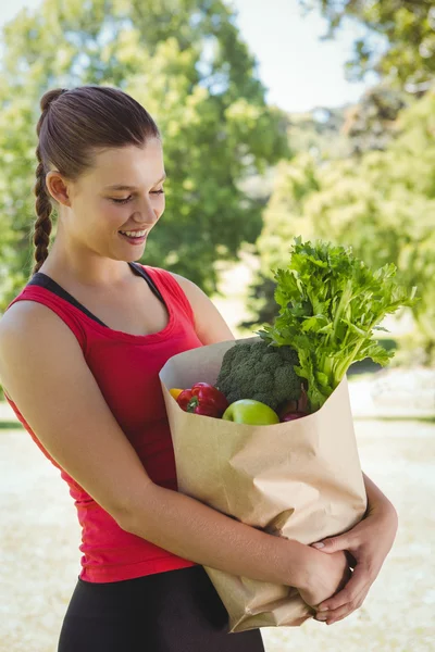 Frau hält Tüte mit gesunden Lebensmitteln — Stockfoto