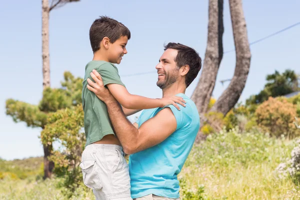 Pai e filho no campo — Fotografia de Stock