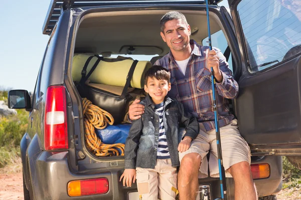 Padre e hijo en un viaje de pesca —  Fotos de Stock