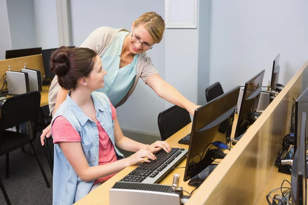 Estudiantes trabajando juntos en la computadora — Foto de Stock