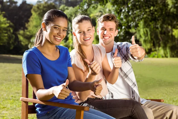Happy friends sitting on bench — Stock Photo, Image