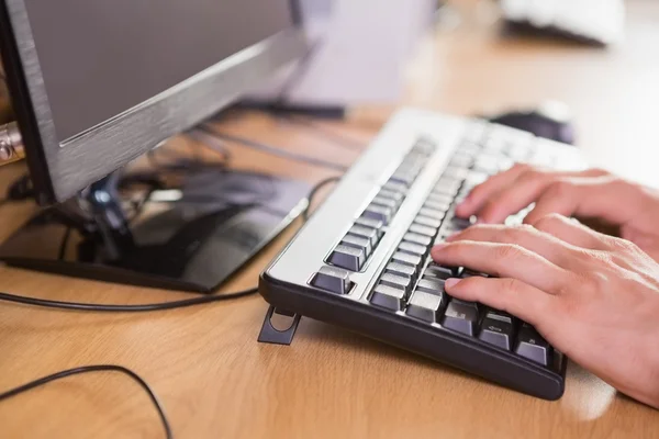 Estudante usando computador em sala de aula — Fotografia de Stock