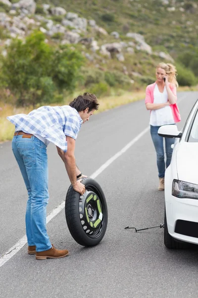 Koppel na een autopech — Stockfoto