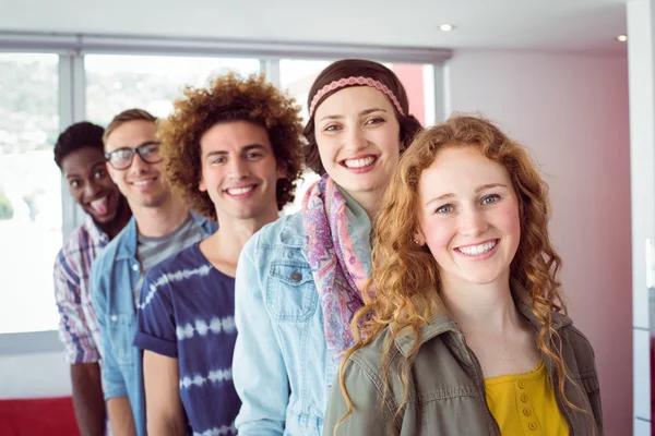 Fashion studenter leende i en enda rad — Stockfoto