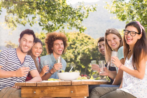 Happy vrienden in het park na de lunch — Stockfoto