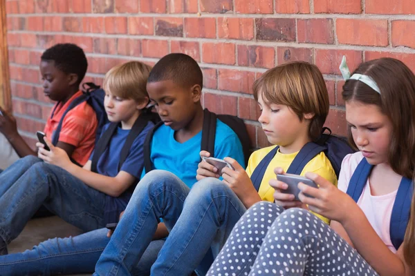 Étudiants mignons utilisant un téléphone mobile — Photo