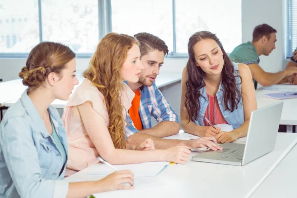 Mode studenten aantekeningen in de klas — Stockfoto