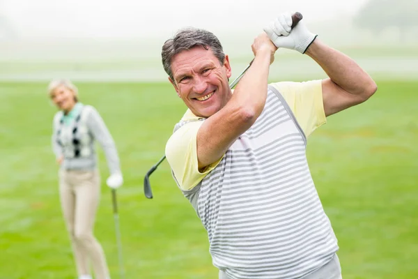 Feliz golfista teeing off — Fotografia de Stock