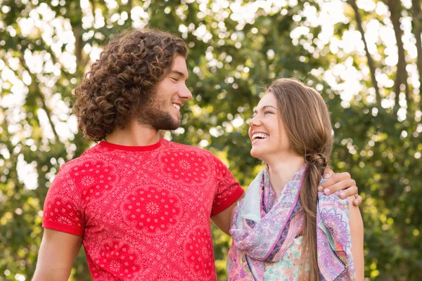 Freunde lächeln im Park — Stockfoto