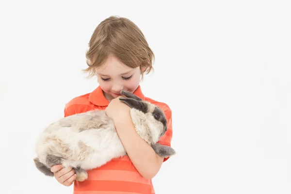 Söt pojke anläggning bunny — Stockfoto