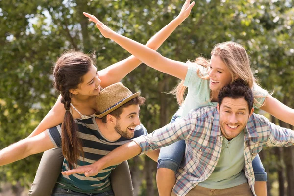 Gelukkige vrienden in het park — Stockfoto